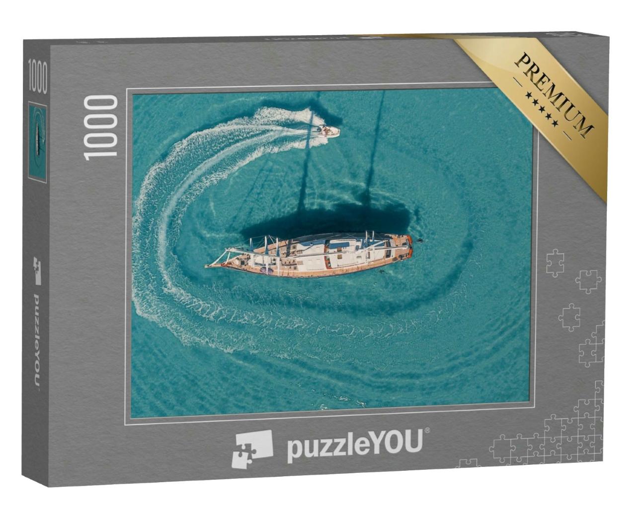 Puzzle 1000 Teile „Vogelperspektive: Motorboot, kreisend um eine verankerte Segelyacht“