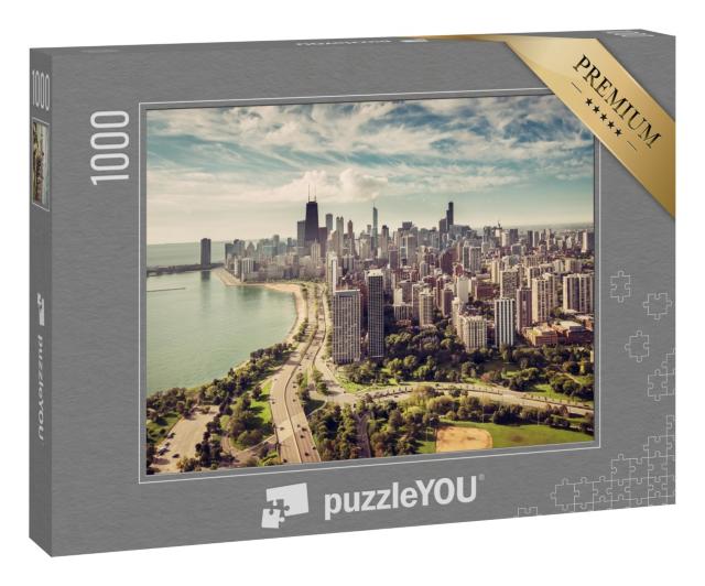 Puzzle 1000 Teile „Chicago Skyline mit Straße am Strand aus der Luft“