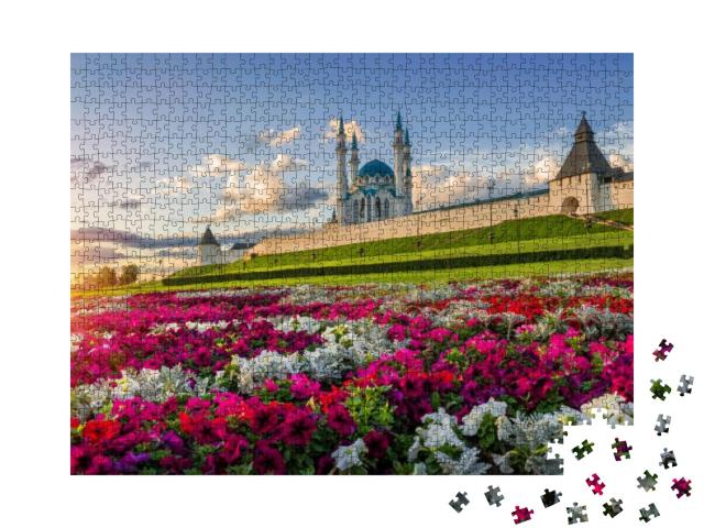 Puzzle 1000 Teile „Viele Blumen im Kasaner Kreml im Abendlicht“