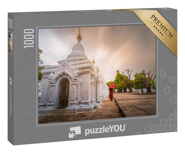 Puzzle 1000 Teile „Mönch mit rotem Regenschirm, Mandalay, Myanmar“