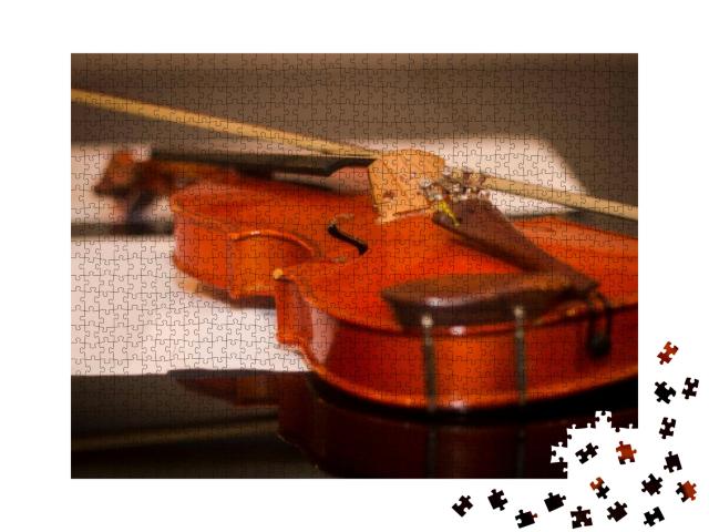 Puzzle 1000 Teile „Geige und Fiedelstock auf dem Klavier“