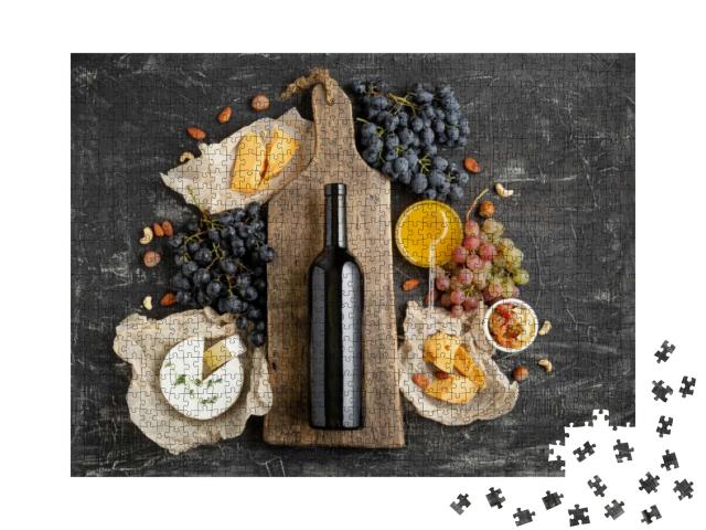 Puzzle 1000 Teile „Rotweinflasche auf einem Schneidebrett aus Holz, Käse und Trauben“