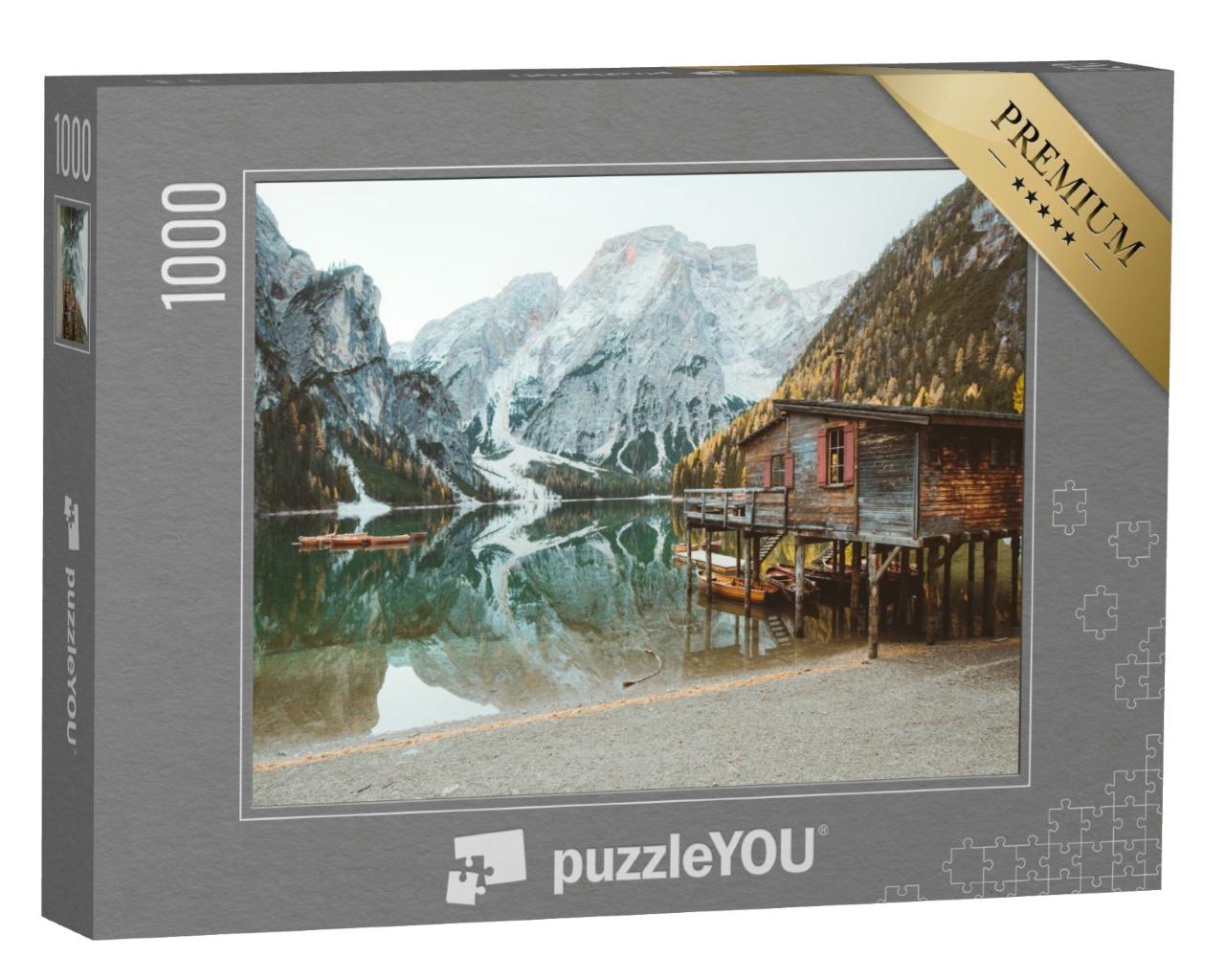 Puzzle 1000 Teile „Traditionelles hölzernes Bootshaus am Pragser Wildsee, Südtirol“