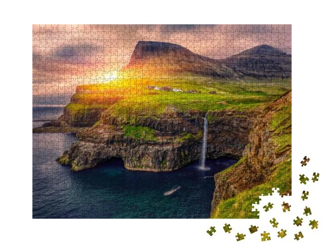 Puzzle 1000 Teile „Wasserfall in Gasadalur bei Sonnenuntergang“
