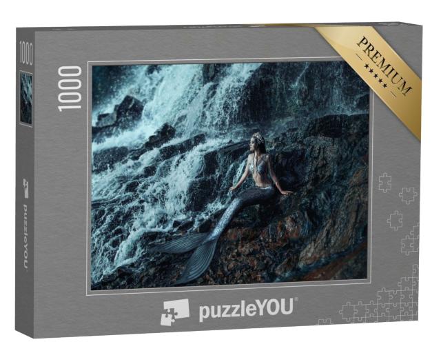 Puzzle 1000 Teile „Ruhende Meerjungfrau am felsigen Wasserfall“