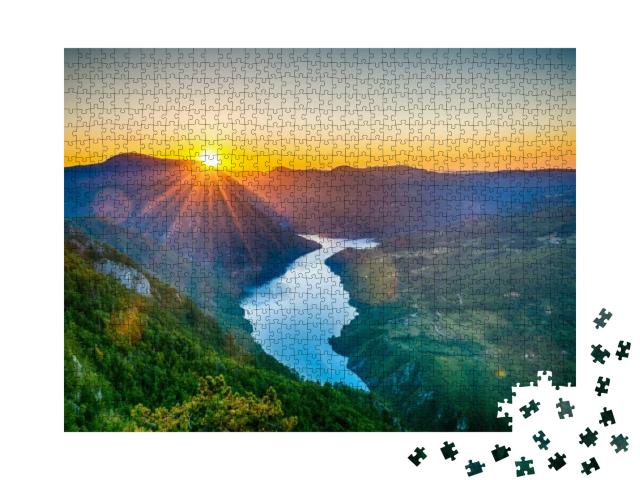 Puzzle 1000 Teile „Aussichtspunkt Banjska stena, Tara Berg, Serbien mit Sonnenuntergang“