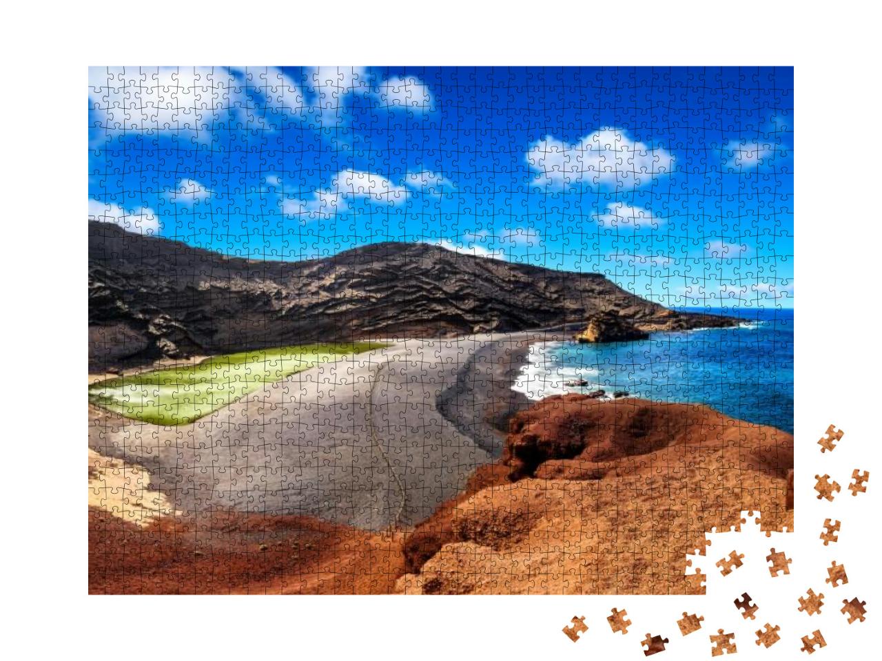 Puzzle 1000 Teile „Vulkankrater mit seinem grünen See bei El Golfo, Insel Lanzarote, Spanien“