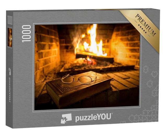 Puzzle 1000 Teile „Altes Buch mit einer Brille vor einem Kamin, prasselndes Feuer“