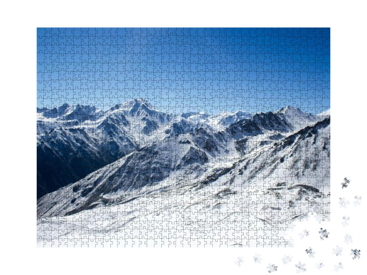 Puzzle 1000 Teile „Straße in den verschneiten Bergen von Kasachstan“