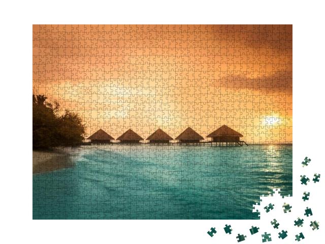 Puzzle 1000 Teile „Bungalows mit Stufen an der grünen Lagune“
