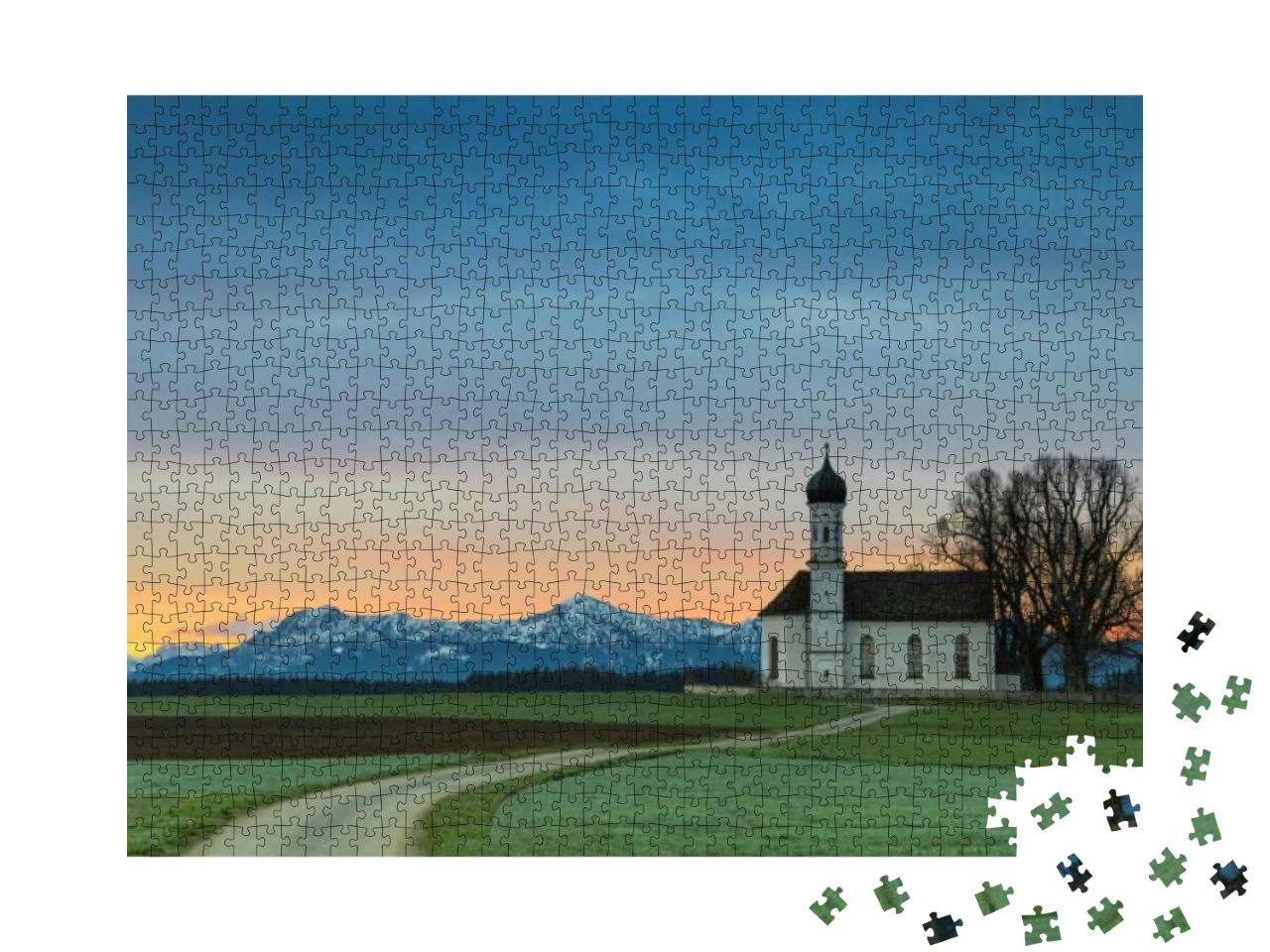 Puzzle 1000 Teile „Sonnenaufgang über einer alten Kapelle, im Hintergrund die Alpen“
