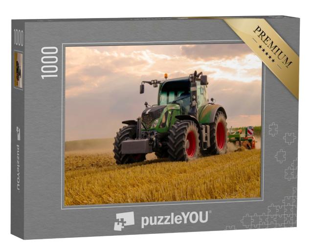 Puzzle 1000 Teile „Grüner Traktor pflügt ein Getreidefeld “