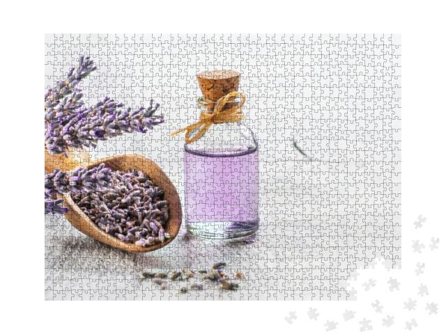 Puzzle 1000 Teile „Glasflasche mit Lavendeltinktur“