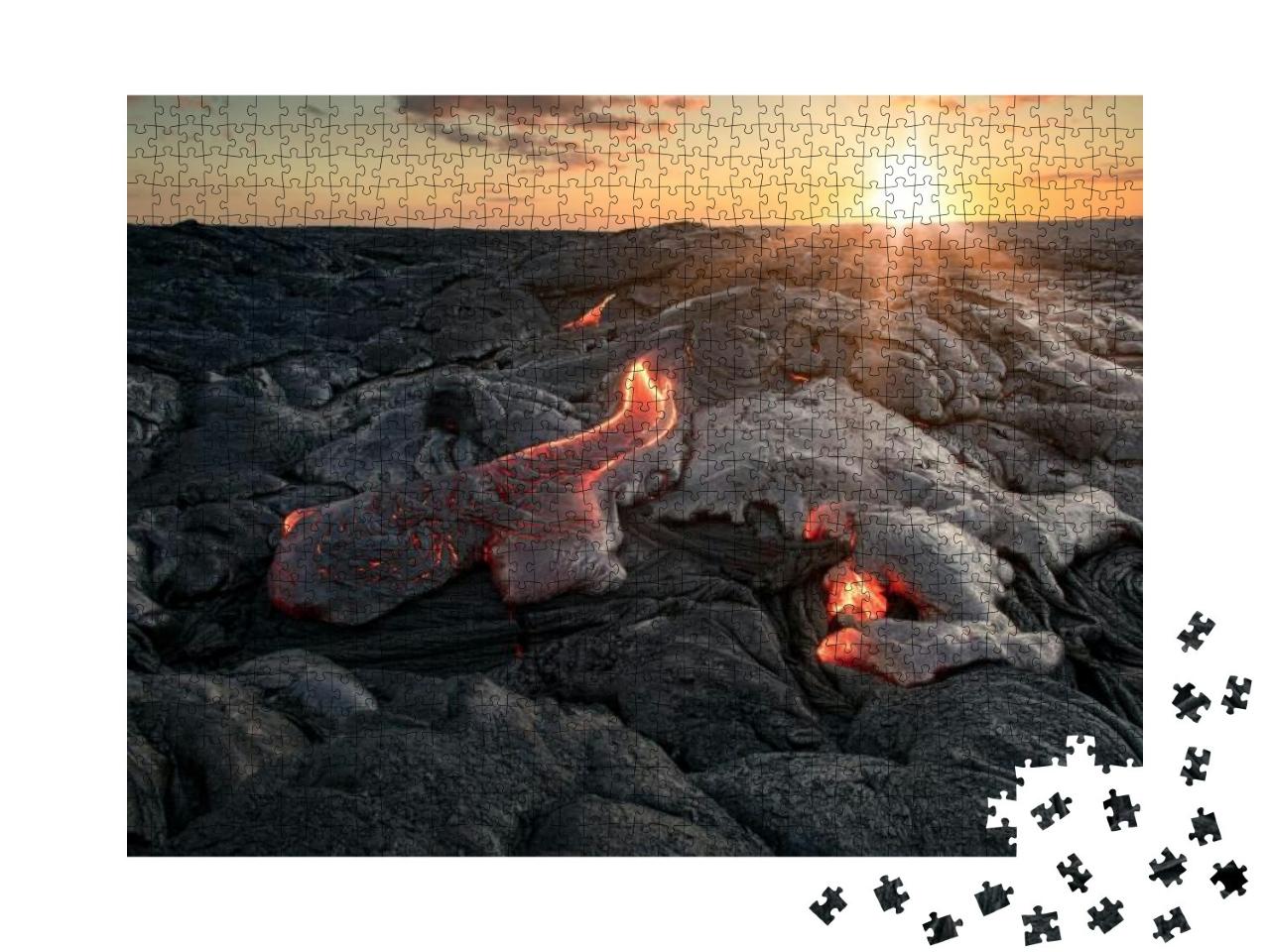 Puzzle 1000 Teile „Schwarzes Lavafeld mit rotem Lavastrom bei Sonnenuntergang“