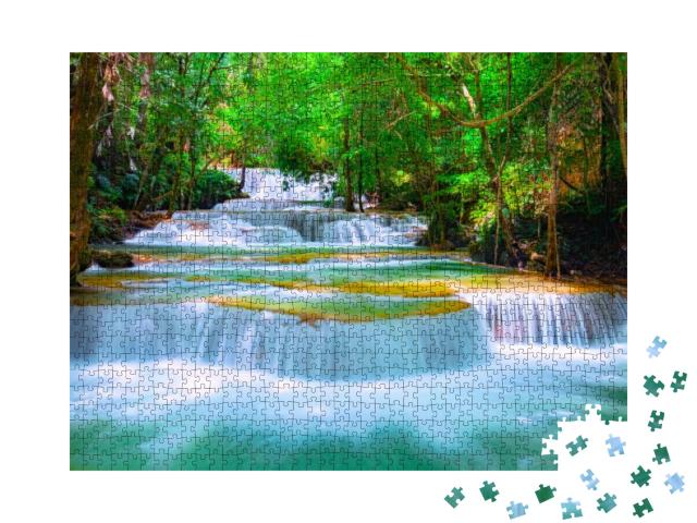 Puzzle 1000 Teile „Wunderschöner Huay Mae Kamin Wasserfall im Regenwald bei Kanchanaburi, Thailand“