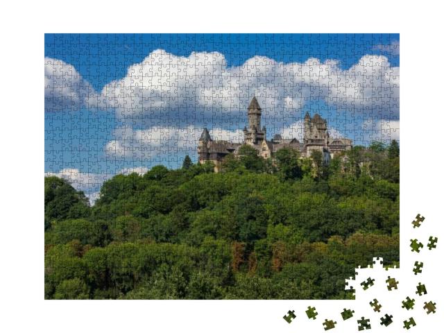 Puzzle 1000 Teile „Schloss Braunfels umgeben von Bäumen, Hessen “