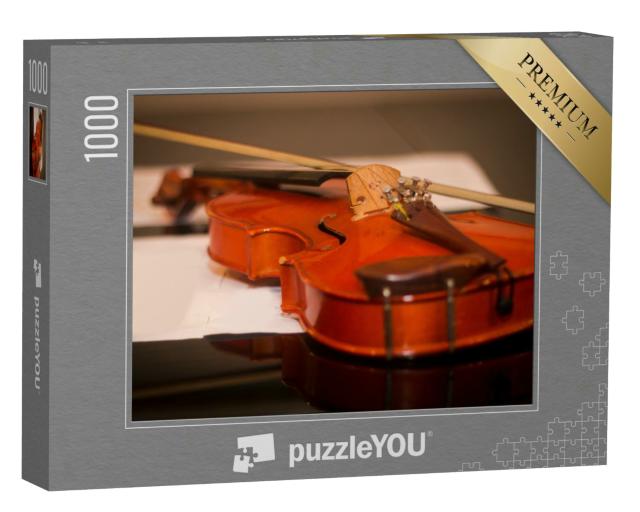 Puzzle 1000 Teile „Geige und Fiedelstock auf dem Klavier“